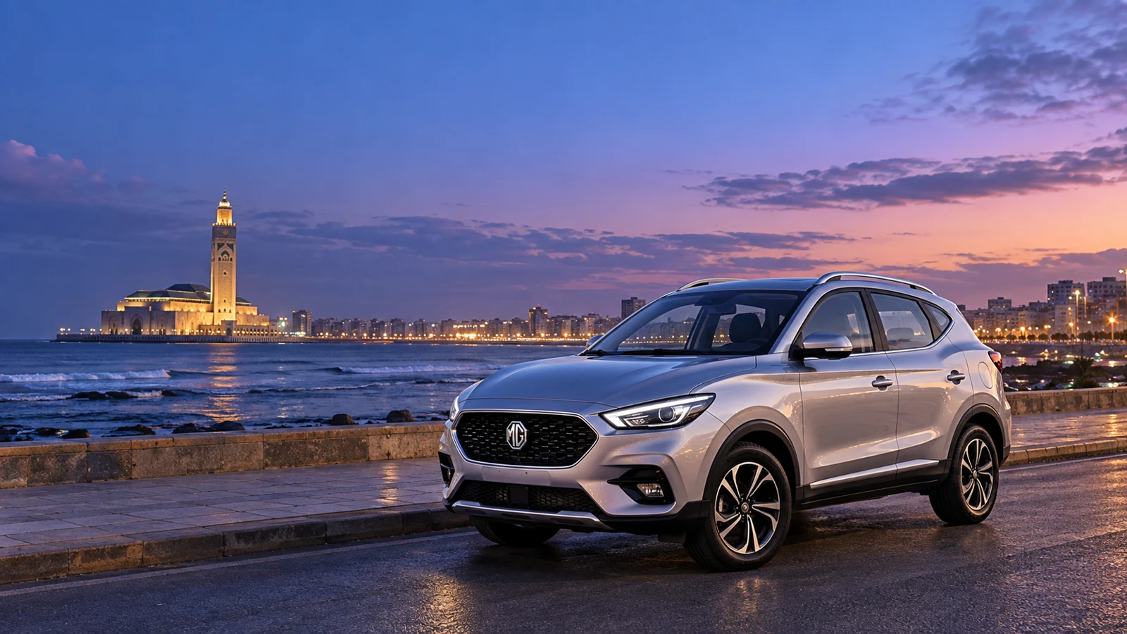 MG ZS sur la côte de Casablanca au crépuscule, près de la mosquée Hassan II